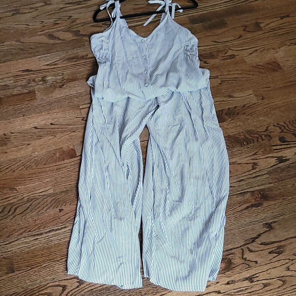 Volcom Jumpsuit, Long flair. Cute V in back!